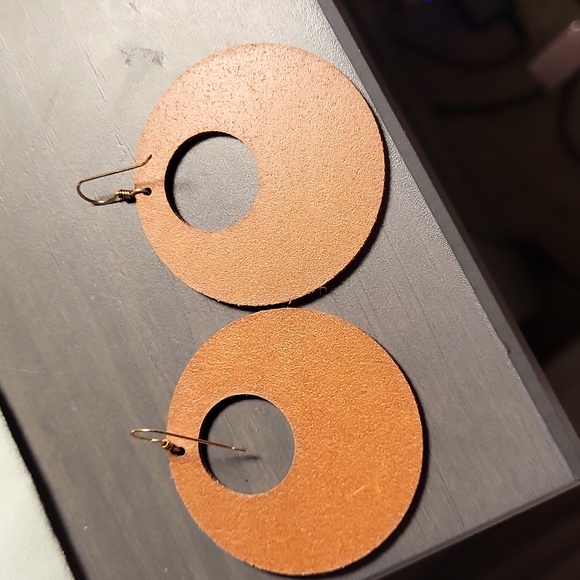 Excellent, like new condition Nickel and Suede Nova Earrings in Coral. - Picture 2 of 2